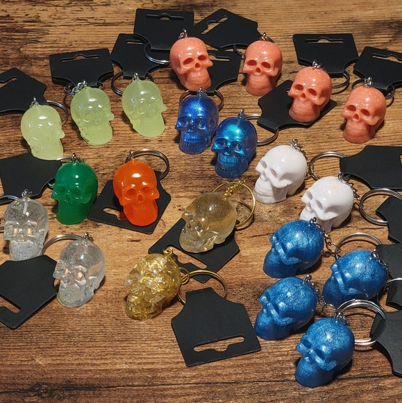 Skull Keychain Resin Handmade Spooky Halloween Tons Of Colors U Choose - Picture 3 of 4